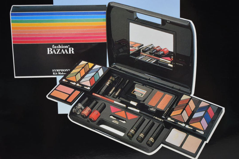 FASHION BAZAAR SYMPHONY KIT MAKE-UP (1404-01) 36 EYE SHADOW+3 BLUSH+2 INDIAN EART+1 TRANSPARENT COMPACT POWDER+1 SKIN COVER+3 LIPS POWDER+1 KAJAL BLACK PENCIL+1 LIP PENCIL+PENCIL SHARPENER+3 LIPSTICKS+3 NAIL-ENAMELS+SLIDE KIT (0035) NET WT 63,8 g.