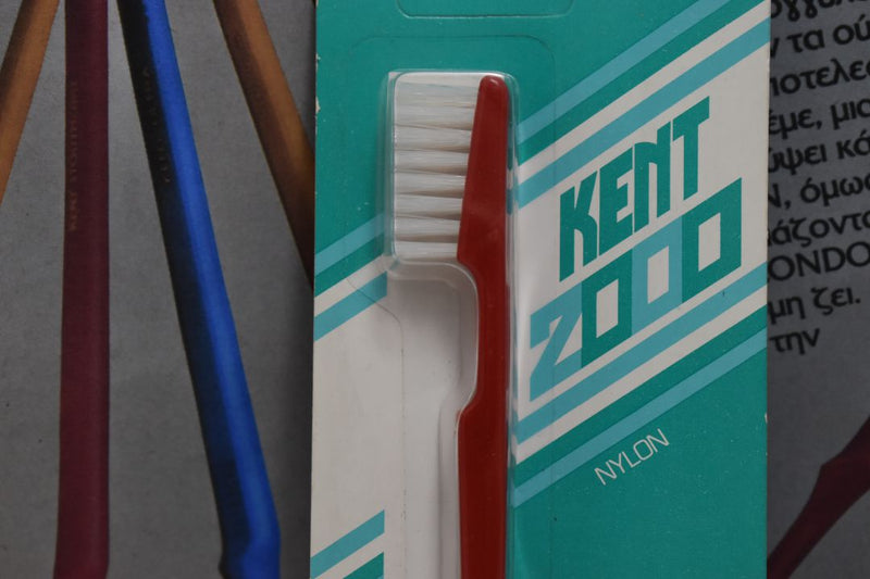 KENT 2000 NYLON  ORIGINAL TOOTHBRUSH  STRAIGHT TUFT  RED COLOR  (VERSION 1980) A NEW ANGLE FOR DOUBLE DENTAL CARE / ΟΔΟΝΤΟΒΟΥΡΤΣΑ 2000 ΜΕ ΙΣΙΕΣ ΤΡΙΧΕΣ ΓΙΑ ΔΙΠΛΗ ΟΔΟΝΤΙΑΤΡΙΚΗ ΦΡΟΝΤΙΔΑ ΧΡΩΜΑΤΟΣ  ΚΟΚΚΙΝΟΥ.