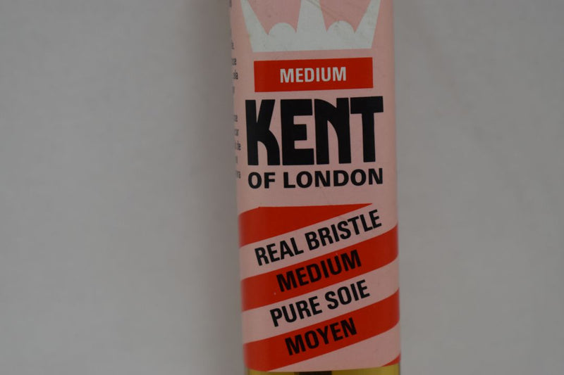 KENT OF LONDON ORIGINAL TOOTHBRUSH (MEDIUM) CURVED TUFT REAL BRISTLE BROWN COLOR (VERSION 1977) / ΟΔΟΝΤΟΒΟΥΡΤΣΑ ΜΕ ΚΑΜΠΥΛΕΣ ΚΑΙ ΑΥΘΕΝΤΙΚΕΣ ΤΡΙΧΕΣ (ΜΕΣΑΙΑΣ ΣΚΛΗΡΟΤΗΤΑΣ) ΧΡΩΜΑΤΟΣ ΚΑΦΕ.