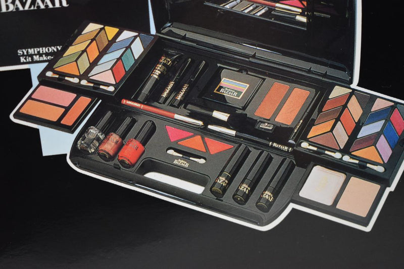 FASHION BAZAAR SYMPHONY KIT MAKE-UP (1404-01) 36 EYE SHADOW+3 BLUSH+2 INDIAN EART+1 TRANSPARENT COMPACT POWDER+1 SKIN COVER+3 LIPS POWDER+1 KAJAL BLACK PENCIL+1 LIP PENCIL+PENCIL SHARPENER+3 LIPSTICKS+3 NAIL-ENAMELS+SLIDE KIT (0035) NET WT 63,8 g.