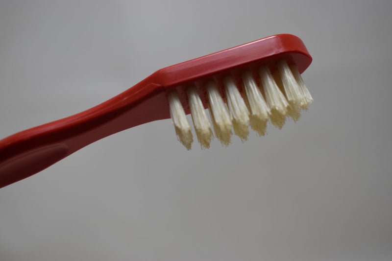 KENT OF LONDON ORIGINAL TOOTHBRUSH (MEDIUM) STRAIGHT TUFT REAL BRISTLE RED COLOR (VERSION 1977) / ΟΔΟΝΤΟΒΟΥΡΤΣΑ ΜΕ ΙΣΙΕΣ ΚΑΙ ΑΥΘΕΝΤΙΚΕΣ ΤΡΙΧΕΣ (ΜΕΣΑΙΑΣ ΣΚΛΗΡΟΤΗΤΑΣ) ΧΡΩΜΑΤΟΣ KOKKINOY.