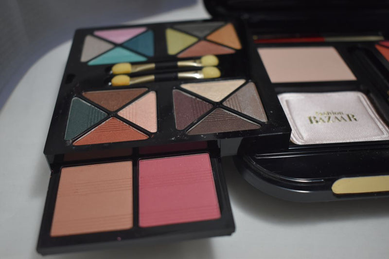 FASHION BAZAAR MELODY KIT MAKE-UP (1403-02) 32 EYE SHADOW + 3 BLUSH + 1 INDIAN EART + 1 TRANSPARENT COMPACT POWDER + 4 LIPS POWDER + 1 KAJAL BLACK PENCIL + 1 LIP PENCIL + PENCIL SHARPENER + 2 LIPSTICKS NET WT 31,18 g.