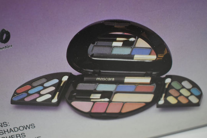 CAMEO COSMETICS KIT MAKE-UP (8860) 20 EYE SHADOWS + 4 BLUSHES + 1 COMPACT POWDER / Σετ Μακιγιάζ 20 (Σκιές Ματιών) + 4 (Ρουζ) + 1 Συμπαγής Πούδρα NET WT 1.60 OZ.