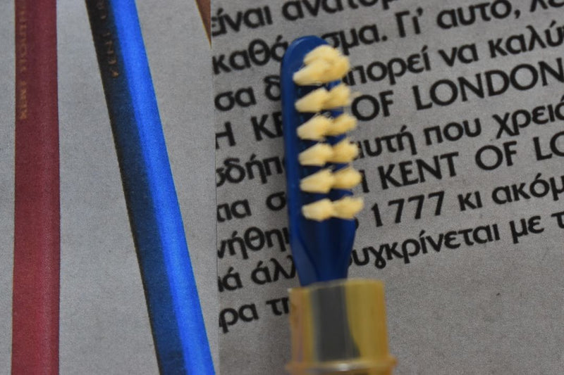 KENT OF LONDON ORIGINAL TOOTHBRUSH (HARD) STRAIGHT TUFT REAL BRISTLE PROBE TIP COLOR BLUE (VERSION 1976) / ΟΔΟΝΤΟΒΟΥΡΤΣΑ ΜΕ ΙΣΙΕΣ ΚΑΙ ΑΥΘΕΝΤΙΚΕΣ ΤΡΙΧΕΣ (ΣΚΛΗΡΕΣ) ΚΑΙ ΜΥΤΗ ΚΕΦΑΛΗΣ ΑΙΣΘΗΤΗΡΑ ΓΙΑ ΜΑΖΑΖ ΧΡΩΜΑΤΟΣ ΜΠΛΕ.