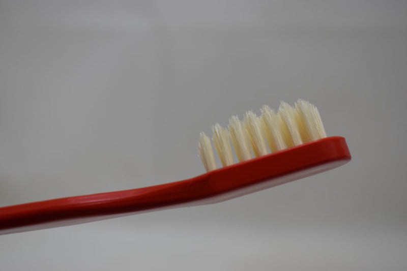 KENT OF LONDON ORIGINAL TOOTHBRUSH (MEDIUM) STRAIGHT TUFT REAL BRISTLE RED COLOR (VERSION 1977) / ΟΔΟΝΤΟΒΟΥΡΤΣΑ ΜΕ ΙΣΙΕΣ ΚΑΙ ΑΥΘΕΝΤΙΚΕΣ ΤΡΙΧΕΣ (ΜΕΣΑΙΑΣ ΣΚΛΗΡΟΤΗΤΑΣ) ΧΡΩΜΑΤΟΣ KOKKINOY.