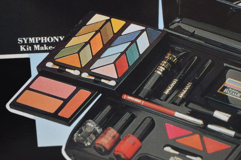 FASHION BAZAAR SYMPHONY KIT MAKE-UP (1404-01) 36 EYE SHADOW+3 BLUSH+2 INDIAN EART+1 TRANSPARENT COMPACT POWDER+1 SKIN COVER+3 LIPS POWDER+1 KAJAL BLACK PENCIL+1 LIP PENCIL+PENCIL SHARPENER+3 LIPSTICKS+3 NAIL-ENAMELS+SLIDE KIT (0035) NET WT 63,8 g.