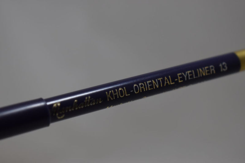 MANHATTAN COSMETICS KHOL - ORIENTAL - EYE LINER (PENCIL) / Μολύβι Ματιών Καζάλ σε Απόχρωση (Νο 13 - Μώβ).