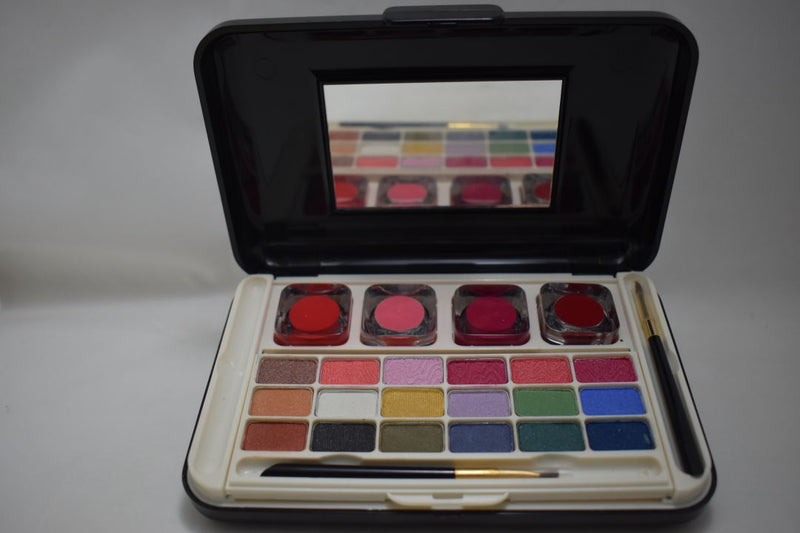 JUNIOR FASHION  KIT MAKE-UP  (1831) 12 EYE SHADOW + 9 BLUSHES  + 4 LIP- GLOSS + 1 EYE PENCIL COLOR BLACK / Σετ Μακιγιάζ 12 (Σκιές Ματιών) + 9 (Ρουζ) + 4 (Γυαλιστικό για τα Χείλη) + 1 Μολύβι Ματιών Χρώματος Μαύρου NET WT 3.14 OZ.