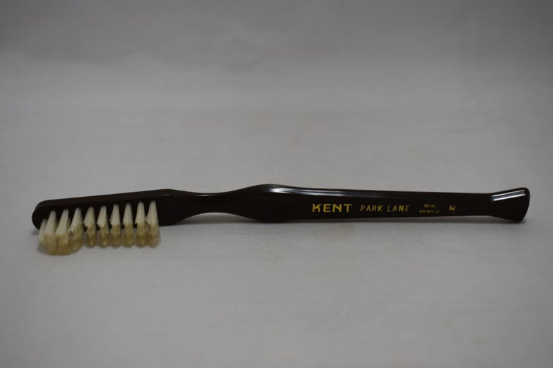 KENT OF LONDON ORIGINAL TOOTHBRUSH (MEDIUM) CURVED TUFT REAL BRISTLE BROWN COLOR (VERSION 1977) / ΟΔΟΝΤΟΒΟΥΡΤΣΑ ΜΕ ΚΑΜΠΥΛΕΣ ΚΑΙ ΑΥΘΕΝΤΙΚΕΣ ΤΡΙΧΕΣ (ΜΕΣΑΙΑΣ ΣΚΛΗΡΟΤΗΤΑΣ) ΧΡΩΜΑΤΟΣ ΚΑΦΕ.