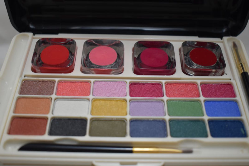 JUNIOR FASHION  KIT MAKE-UP  (1831) 12 EYE SHADOW + 9 BLUSHES  + 4 LIP- GLOSS + 1 EYE PENCIL COLOR BLACK / Σετ Μακιγιάζ 12 (Σκιές Ματιών) + 9 (Ρουζ) + 4 (Γυαλιστικό για τα Χείλη) + 1 Μολύβι Ματιών Χρώματος Μαύρου NET WT 3.14 OZ.