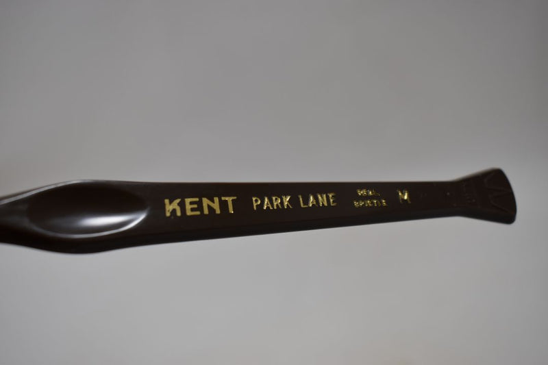 KENT OF LONDON ORIGINAL TOOTHBRUSH (MEDIUM) CURVED TUFT REAL BRISTLE BROWN COLOR (VERSION 1977) / ΟΔΟΝΤΟΒΟΥΡΤΣΑ ΜΕ ΚΑΜΠΥΛΕΣ ΚΑΙ ΑΥΘΕΝΤΙΚΕΣ ΤΡΙΧΕΣ (ΜΕΣΑΙΑΣ ΣΚΛΗΡΟΤΗΤΑΣ) ΧΡΩΜΑΤΟΣ ΚΑΦΕ.