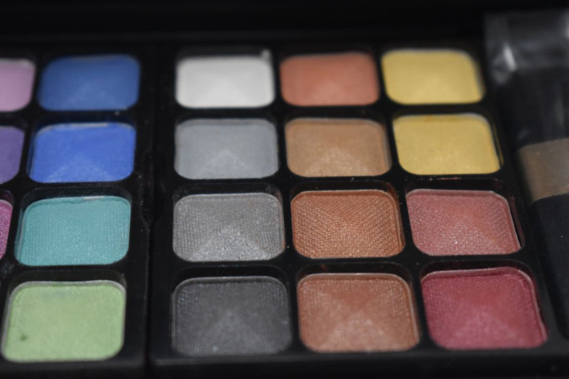 CAMEO COSMETICS KIT MAKE-UP (8607) 28 EYE SHADOWS + 4 BLUSHES / Σετ Μακιγιάζ 28 (Σκιές Ματιών) + 4 (Ρουζ)  NET WT 2.10 OZ.