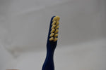 KENT OF LONDON ORIGINAL TOOTHBRUSH (HARD) STRAIGHT TUFT REAL BRISTLE PROBE TIP COLOR BLUE (VERSION 1976) / ΟΔΟΝΤΟΒΟΥΡΤΣΑ ΜΕ ΙΣΙΕΣ ΚΑΙ ΑΥΘΕΝΤΙΚΕΣ ΤΡΙΧΕΣ (ΣΚΛΗΡΕΣ) ΚΑΙ ΜΥΤΗ ΚΕΦΑΛΗΣ ΑΙΣΘΗΤΗΡΑ ΓΙΑ ΜΑΖΑΖ ΧΡΩΜΑΤΟΣ ΜΠΛΕ.