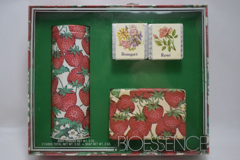 BIOESSENCE by DuCAIR GIFT BOX (VERSION 1981) 2 PERFUMED BATH CUBES + 1 SOAP + BODY POWDER / Συσκευασία Δώρου από 2 Αρωματισμένους κύβους Μπάνιου NET WT. 3 OZ. + 1 Σαπούνι Φράουλας NET WT. 3 OZ. + 1 Πούδρα Σώματος Φράουλας NET WT. 2 OZ.