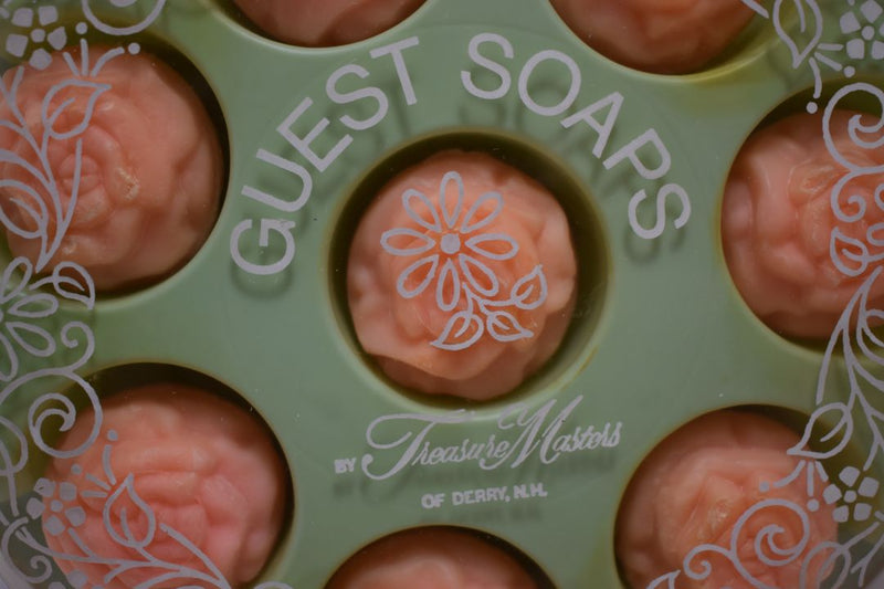 TREASURE MASTERS OF DERRY (VERSION 1981) GIFT BOX TART, GUEST SCENTED SOAPS ROSEBUDS (COLOR PINK) 8 PCS / Αρωματικά Σαπούνια με Μορφή Μπουμπούκια Τριαντάφυλλου, Χρώματος Ροζ,     Συσκευασία Δώρου σε σχήμα Τάρτας,   8 Τεμάχια 70.4 g 2.3 OZ.