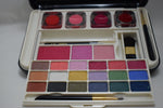 JUNIOR FASHION  KIT MAKE-UP  (1831) 12 EYE SHADOW + 9 BLUSHES  + 4 LIP- GLOSS + 1 EYE PENCIL COLOR BLACK / Σετ Μακιγιάζ 12 (Σκιές Ματιών) + 9 (Ρουζ) + 4 (Γυαλιστικό για τα Χείλη) + 1 Μολύβι Ματιών Χρώματος Μαύρου NET WT 3.14 OZ.