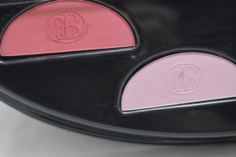 FASHION BAZAAR  KIT MAKE-UP 2 EYE SHADOW (13-HOT BROWN + 14-FALL PLUM) + 2 LUMINOUS BLUSH (07-PURPLE BERRY + 08-PINK PERLAIT / 2 ΣΚΙΕΣ ΜΑΤΙΩΝ Σε απόχρωση (Καυτό Καφέ + Φθινοπωρινό Δαμασκηνί) 6 g + 2 ΦΩΤΕΙΝΑ ΡΟΥΖ (Μωβ Μούρου + Ροζ Περλέ) 8 g - Tester.
