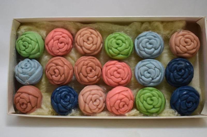 TREASURE MASTERS OF DERRY (VERSION 1981) GIFT BOX  SCENTED SOAPS ROSEBUDS (SIX DIFFERENT COLORS) 18 PCS / Αρωματικά Σαπούνια σε Συσκευασία Δώρου,  6 Διαφορετικών Χρωμάτων, με Μορφή Μπουμπούκια Τριαντάφυλλου, 18 Τεμάχια 152 g 5.0 OZ.