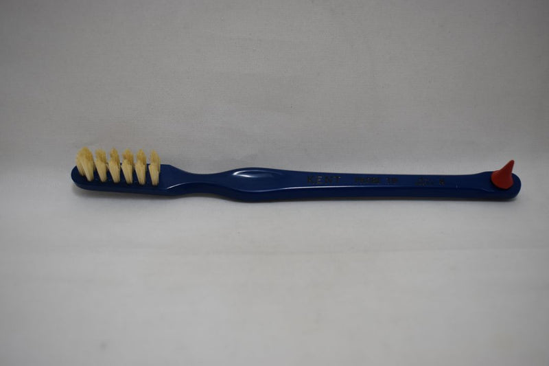 KENT OF LONDON ORIGINAL TOOTHBRUSH (HARD) STRAIGHT TUFT REAL BRISTLE PROBE TIP COLOR BLUE (VERSION 1976) / ΟΔΟΝΤΟΒΟΥΡΤΣΑ ΜΕ ΙΣΙΕΣ ΚΑΙ ΑΥΘΕΝΤΙΚΕΣ ΤΡΙΧΕΣ (ΣΚΛΗΡΕΣ) ΚΑΙ ΜΥΤΗ ΚΕΦΑΛΗΣ ΑΙΣΘΗΤΗΡΑ ΓΙΑ ΜΑΖΑΖ ΧΡΩΜΑΤΟΣ ΜΠΛΕ.