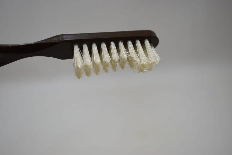 KENT OF LONDON ORIGINAL TOOTHBRUSH (MEDIUM) CURVED TUFT REAL BRISTLE BROWN COLOR (VERSION 1977) / ΟΔΟΝΤΟΒΟΥΡΤΣΑ ΜΕ ΚΑΜΠΥΛΕΣ ΚΑΙ ΑΥΘΕΝΤΙΚΕΣ ΤΡΙΧΕΣ (ΜΕΣΑΙΑΣ ΣΚΛΗΡΟΤΗΤΑΣ) ΧΡΩΜΑΤΟΣ ΚΑΦΕ.