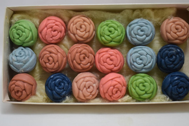 TREASURE MASTERS OF DERRY (VERSION 1981) GIFT BOX  SCENTED SOAPS ROSEBUDS (SIX DIFFERENT COLORS) 18 PCS / Αρωματικά Σαπούνια σε Συσκευασία Δώρου,  6 Διαφορετικών Χρωμάτων, με Μορφή Μπουμπούκια Τριαντάφυλλου, 18 Τεμάχια 152 g 5.0 OZ.