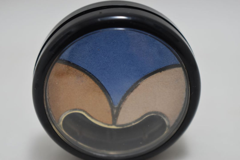 FASHION BAZAAR  FLOWERS MOSAIC TRIO EYE SHADOW (1073) / TRIO OMBRE À PAUPIÈRES / ΤΡΙΠΛΗ ΣΚΙΑ ΜΑΤΙΩΝ - Σε Απόχρωση (ΜΠΛΕ ΘΑΛΑΣΣΙ - ΑΝΟΙΚΤΟ ΚΕΡΑΜΙΔΙ - ΣΟΜΟΝ) 2.8 g.