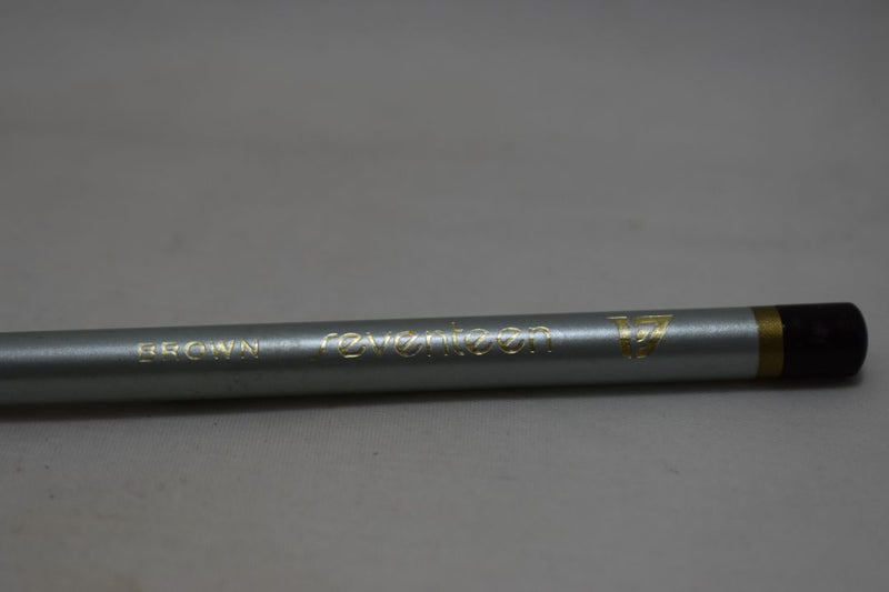 SEVENTEEN 17 COSMETICS EYEBROW PENCIL DOUBLE SIZE (LARGE) / Μολύβι για τα Φρύδια,  Διπλάσιου Μεγέθους, σε Απόχρωση (BROWN - ΚΑΦΕ).