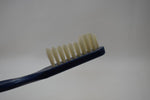 KENT OF LONDON ORIGINAL TOOTHBRUSH (MEDIUM) CURVED TUFT REAL BRISTLE COLOR BLUE (VERSION 1977) / ΟΔΟΝΤΟΒΟΥΡΤΣΑ ΜΕ ΚΑΜΠΥΛΕΣ ΚΑΙ ΑΥΘΕΝΤΙΚΕΣ ΤΡΙΧΕΣ (ΜΕΣΑΙΑΣ ΣΚΛΗΡΟΤΗΤΑΣ) ΧΡΩΜΑΤΟΣ ΜΠΛΕ.