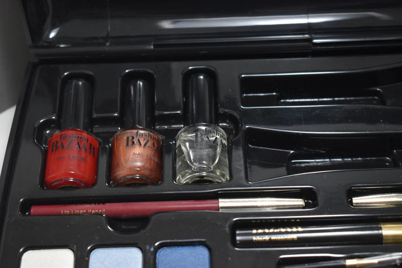 FASHION BAZAAR MAXI KIT MAKE-UP (0050) VALIGETTA / 12 EYE SHADOW + 4 BLUSH + 2 LUMINOUS FOUNDATIONS + 1 COVER CREAM + 1 KAJAL BLACK PENCIL + 1 LIP PENCIL + 3 LIPSTICKS + 2 LIP GLOSSES + 3 NAIL-ENAMELS.