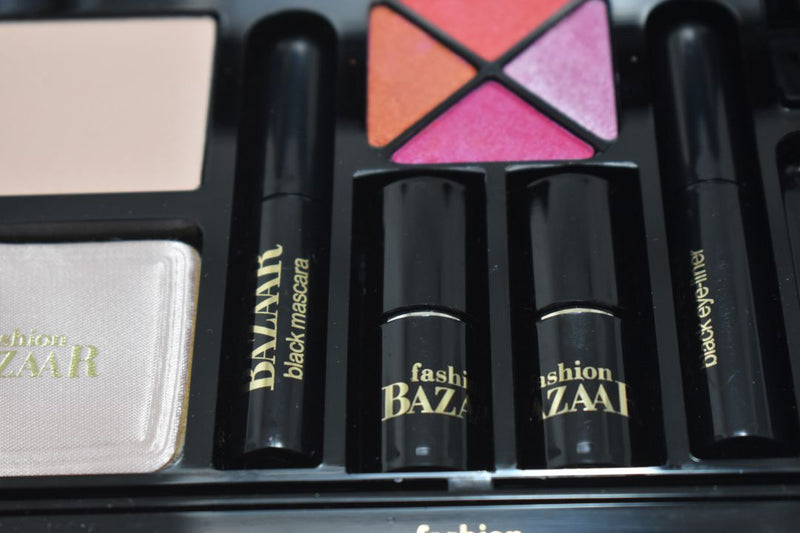 FASHION BAZAAR MELODY KIT MAKE-UP (1403-02) 32 EYE SHADOW + 3 BLUSH + 1 INDIAN EART + 1 TRANSPARENT COMPACT POWDER + 4 LIPS POWDER + 1 KAJAL BLACK PENCIL + 1 LIP PENCIL + PENCIL SHARPENER + 2 LIPSTICKS NET WT 31,18 g.