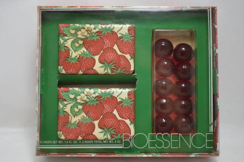 BIOESSENCE by DuCAIR GIFT BOX (VERSION 1981) 2 SOAPS STRAWBERRY + 10 BATH DROPS STRAWBERRY / Συσκευασία Δώρου από 2 Σαπούνια Φράουλας NET WT. 6 OZ. + 10 Πέρλες Μπάνιου Φράουλας NET WT. 1.4 FL.OZ.