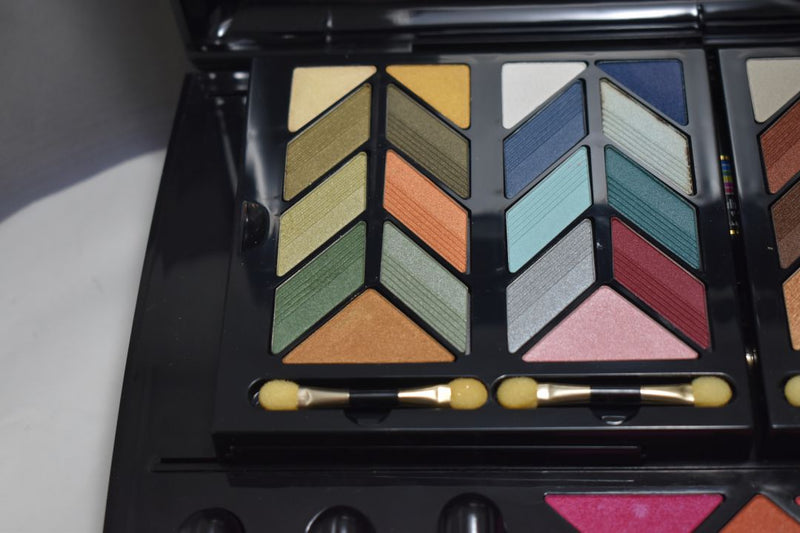 FASHION BAZAAR SYMPHONY KIT MAKE-UP (1404-01) 36 EYE SHADOW+3 BLUSH+2 INDIAN EART+1 TRANSPARENT COMPACT POWDER+1 SKIN COVER+3 LIPS POWDER+1 KAJAL BLACK PENCIL+1 LIP PENCIL+PENCIL SHARPENER+3 LIPSTICKS+3 NAIL-ENAMELS+SLIDE KIT (0035) NET WT 63,8 g.