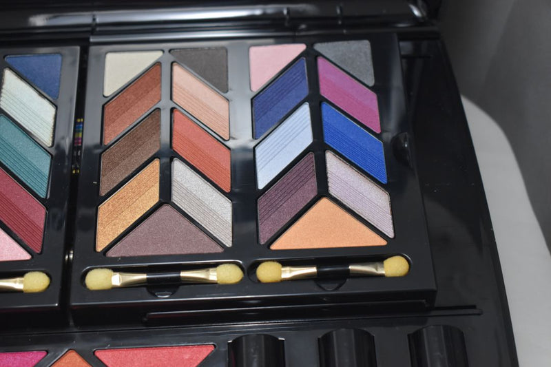 FASHION BAZAAR SYMPHONY KIT MAKE-UP (1404-01) 36 EYE SHADOW+3 BLUSH+2 INDIAN EART+1 TRANSPARENT COMPACT POWDER+1 SKIN COVER+3 LIPS POWDER+1 KAJAL BLACK PENCIL+1 LIP PENCIL+PENCIL SHARPENER+3 LIPSTICKS+3 NAIL-ENAMELS+SLIDE KIT (0035) NET WT 63,8 g.