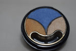 FASHION BAZAAR  FLOWERS MOSAIC TRIO EYE SHADOW (1073) / TRIO OMBRE À PAUPIÈRES / ΤΡΙΠΛΗ ΣΚΙΑ ΜΑΤΙΩΝ - Σε Απόχρωση (ΜΠΛΕ ΘΑΛΑΣΣΙ - ΑΝΟΙΚΤΟ ΚΕΡΑΜΙΔΙ - ΣΟΜΟΝ) 2.8 g.