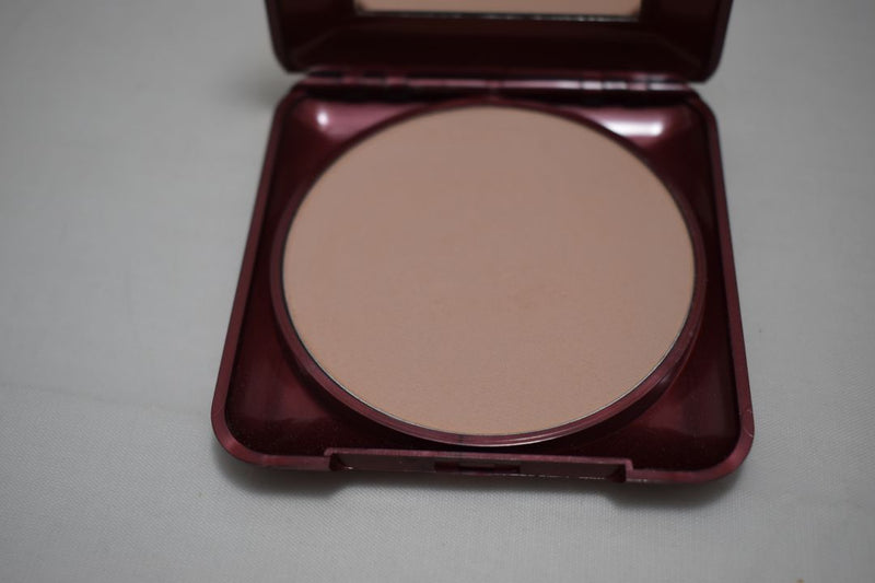 CONSTANCE CARROLL COMPACT DE-LUXE POWDER WITH MIRROR / Συμπαγής (Πιεσμένη) Πούδρα Προσώπου με Καθρέπτη σε Απόχρωση (CANDLELIGHT - ΑΝΟΙΚΤΟ ΦΥΣΙΚΟ) 17 g.