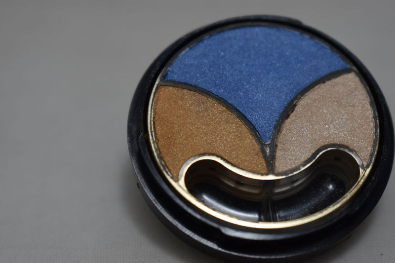 FASHION BAZAAR  FLOWERS MOSAIC TRIO EYE SHADOW (1073) / TRIO OMBRE À PAUPIÈRES / ΤΡΙΠΛΗ ΣΚΙΑ ΜΑΤΙΩΝ - Σε Απόχρωση (ΜΠΛΕ ΘΑΛΑΣΣΙ - ΑΝΟΙΚΤΟ ΚΕΡΑΜΙΔΙ - ΣΟΜΟΝ) 2.8 g.