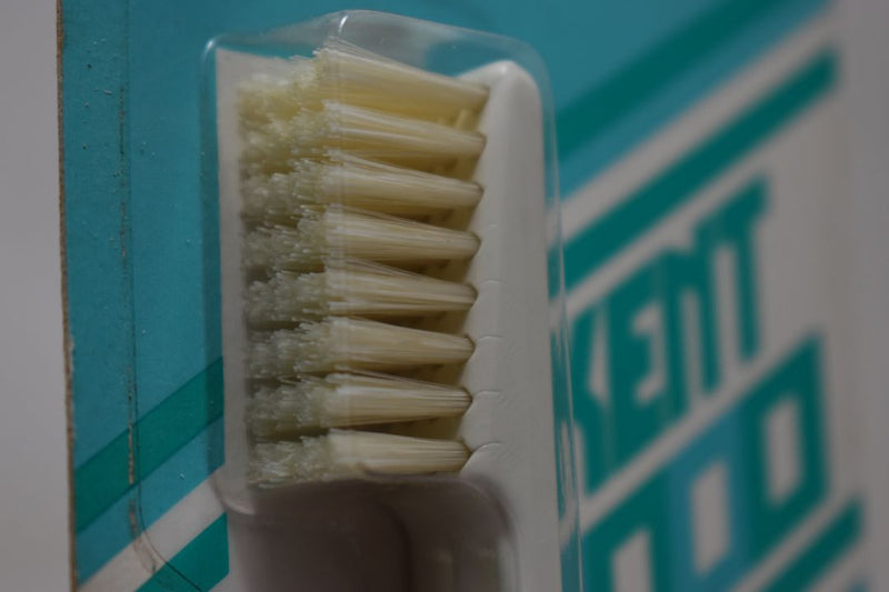 KENT 2000 ORIGINAL  TOOTHBRUSH  STRAIGHT TUFT REAL BRISTLE WHITE COLOR (VERSION 1979) A NEW ANGLE FOR DOUBLE DENTAL CARE / ΟΔΟΝΤΟΒΟΥΡΤΣΑ 2000 ΜΕ ΙΣΙΕΣ ΚΑΙ ΑΥΘΕΝΤΙΚΕΣ ΤΡΙΧΕΣ ΓΙΑ ΔΙΠΛΗ ΟΔΟΝΤΙΑΤΡΙΚΗ ΦΡΟΝΤΙΔΑ  ΧΡΩΜΑΤΟΣ ΛΕΥΚΟΥ.