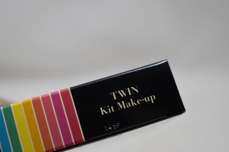 FASHION BAZAAR TWIN KIT MAKE-UP (0070) 6 EYE SHADOW SATIN + 2 BLUSH + 1 INDIAN EART / 6 ΣΚΙΕΣ ΜΑΤΙΩΝ 5 g + 2 ΡΟΥΖ 3 g + 1 ΠΟΥΔΡΑ ΙΝΔΙΚΗΣ ΓΗΣ 1,5 g.