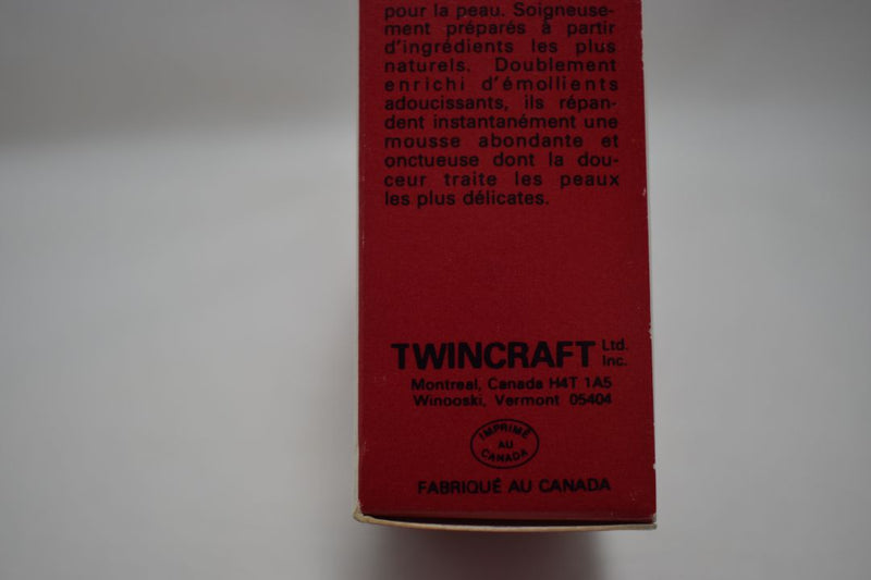 TWINCARE SOAP YOGHURT AND STRAWBERRY FOR SKIN CARE CLEANSES MOISTURIZES NATURALLY (VERSION 1981) / Σαπούνι με Γιαούρτι και Φράουλα για την Περιποίηση του Δέρματος Καθαρίζει και Ενυδατώνει Φυσικά 100 g 3.5 OZ.