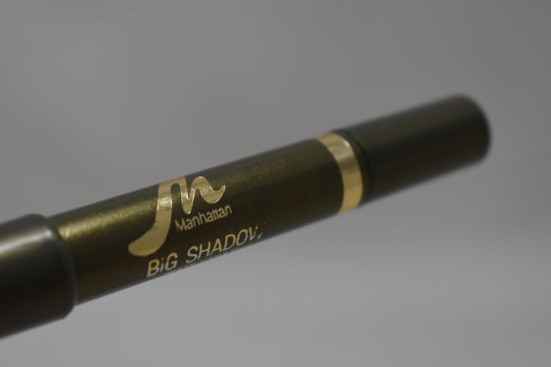 MANHATTAN COSMETICS BIG SHADOW WATERPROOF / Μολύβι Χονδρό, Διπλής Δράσης,  Ματιών και Σκιάς ταυτόχρονα, Αδιάβροχο, σε Απόχρωση (Νο 35 - GOLDEN GREEN -  - Λαδί Πράσινο).