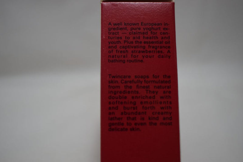 TWINCARE SOAP YOGHURT AND STRAWBERRY FOR SKIN CARE CLEANSES MOISTURIZES NATURALLY (VERSION 1981) / Σαπούνι με Γιαούρτι και Φράουλα για την Περιποίηση του Δέρματος Καθαρίζει και Ενυδατώνει Φυσικά 100 g 3.5 OZ.