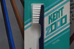 KENT 2000 NYLON ORIGINAL  TOOTHBRUSH  STRAIGHT TUFT  COLOR BLUE (VERSION 1980) A NEW ANGLE FOR DOUBLE DENTAL CARE / ΟΔΟΝΤΟΒΟΥΡΤΣΑ 2000 ΜΕ ΙΣΙΕΣ ΤΡΙΧΕΣ ΓΙΑ ΔΙΠΛΗ ΟΔΟΝΤΙΑΤΡΙΚΗ ΦΡΟΝΤΙΔΑ ΧΡΩΜΑΤΟΣ ΜΠΛΕ.