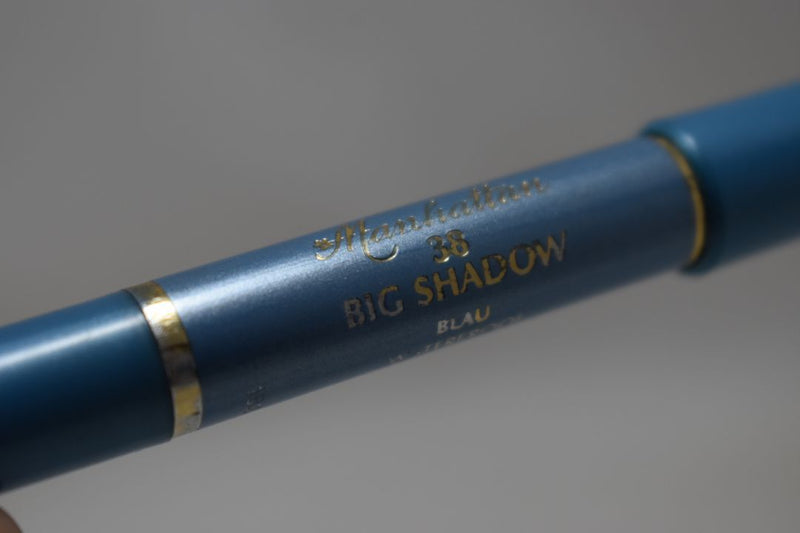 MANHATTAN COSMETICS BIG SHADOW WATERPROOF / Μολύβι Χονδρό, Διπλής Δράσης,  Ματιών και Σκιάς ταυτόχρονα, Αδιάβροχο, σε Απόχρωση (No 38 - BLAU - Σιέλ).