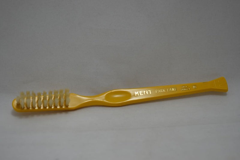 KENT OF LONDON ORIGINAL TOOTHBRUSH (MEDIUM) CURVED TUFT REAL BRISTLE YELLOW COLOR (VERSION 1977) / ΟΔΟΝΤΟΒΟΥΡΤΣΑ ΜΕ ΚΑΜΠΥΛΕΣ ΚΑΙ ΑΥΘΕΝΤΙΚΕΣ ΤΡΙΧΕΣ (ΜΕΣΑΙΑΣ ΣΚΛΗΡΟΤΗΤΑΣ) ΧΡΩΜΑΤΟΣ KΙΤΡΙΝΟΥ.