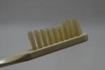 KENT OF LONDON ORIGINAL TOOTHBRUSH (MEDIUM) CURVED TUFT  REAL BRISTLE WHITE COLOR (VERSION 1977) / ΟΔΟΝΤΟΒΟΥΡΤΣΑ ΜΕ ΚΑΜΠΥΛΕΣ ΚΑΙ ΑΥΘΕΝΤΙΚΕΣ ΤΡΙΧΕΣ (ΜΕΣΑΙΑΣ ΣΚΛΗΡΟΤΗΤΑΣ) ΧΡΩΜΑΤΟΣ  ΛΕΥΚΟΥ.