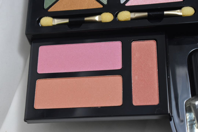 FASHION BAZAAR SYMPHONY KIT MAKE-UP (1404-01) 36 EYE SHADOW+3 BLUSH+2 INDIAN EART+1 TRANSPARENT COMPACT POWDER+1 SKIN COVER+3 LIPS POWDER+1 KAJAL BLACK PENCIL+1 LIP PENCIL+PENCIL SHARPENER+3 LIPSTICKS+3 NAIL-ENAMELS+SLIDE KIT (0035) NET WT 63,8 g.