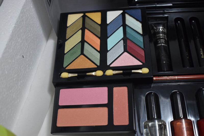 FASHION BAZAAR SYMPHONY KIT MAKE-UP (1404-01) 36 EYE SHADOW+3 BLUSH+2 INDIAN EART+1 TRANSPARENT COMPACT POWDER+1 SKIN COVER+3 LIPS POWDER+1 KAJAL BLACK PENCIL+1 LIP PENCIL+PENCIL SHARPENER+3 LIPSTICKS+3 NAIL-ENAMELS+SLIDE KIT (0035) NET WT 63,8 g.