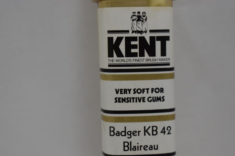 KENT OF LONDON TOOTHBRUSH ORIGINAL Badger KB 42 VERY SOFT FOR SENSITIVE GUMS STRAIGHT  TUFT WHITE COLOR (VERSION 1976) / ΟΔΟΝΤΟΒΟΥΡΤΣΑ ΠΟΛΥ ΜΑΛΑΚΗ ΓΙΑ ΕΥΑΙΣΘΗΤΑ ΟΥΛΑ ΜΕ ΙΣΙΕΣ ΤΡΙΧΕΣ ΑΥΘΕΝΤΙΚΟΥ ΑΣΒΟΥ ΧΡΩΜΑΤΟΣ ΛΕΥΚΟΥ.