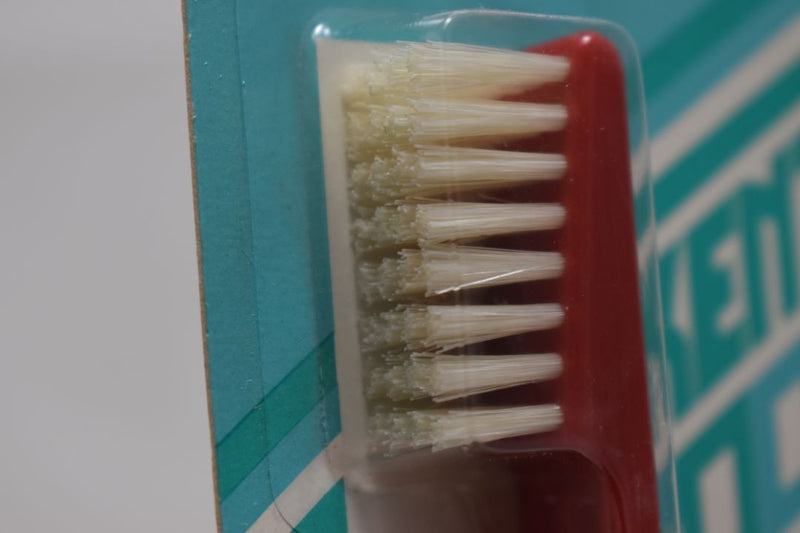 KENT 2000 ORIGINAL  TOOTHBRUSH  STRAIGHT TUFT REAL BRISTLE RED COLOR (VERSION 1979) A NEW ANGLE FOR DOUBLE DENTAL CARE / ΟΔΟΝΤΟΒΟΥΡΤΣΑ 2000 ΜΕ ΙΣΙΕΣ ΚΑΙ ΑΥΘΕΝΤΙΚΕΣ ΤΡΙΧΕΣ ΓΙΑ ΔΙΠΛΗ ΟΔΟΝΤΙΑΤΡΙΚΗ ΦΡΟΝΤΙΔΑ  ΧΡΩΜΑΤΟΣ ΚΟΚΚΙΝΟΥ.