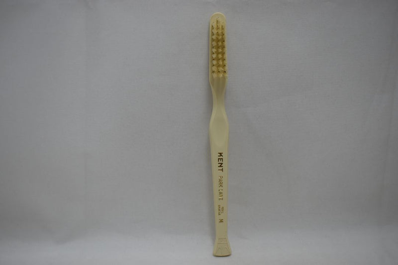 KENT OF LONDON ORIGINAL TOOTHBRUSH (MEDIUM) CURVED TUFT  REAL BRISTLE WHITE COLOR (VERSION 1977) / ΟΔΟΝΤΟΒΟΥΡΤΣΑ ΜΕ ΚΑΜΠΥΛΕΣ ΚΑΙ ΑΥΘΕΝΤΙΚΕΣ ΤΡΙΧΕΣ (ΜΕΣΑΙΑΣ ΣΚΛΗΡΟΤΗΤΑΣ) ΧΡΩΜΑΤΟΣ  ΛΕΥΚΟΥ.